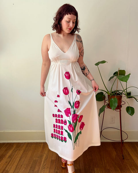 70s hot pink tulip print nightgown (M/L)