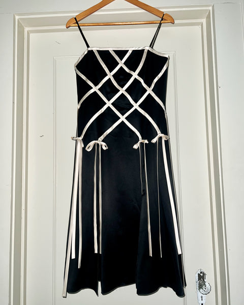 00s adrianna papell black + white silk ribbons dress (M)